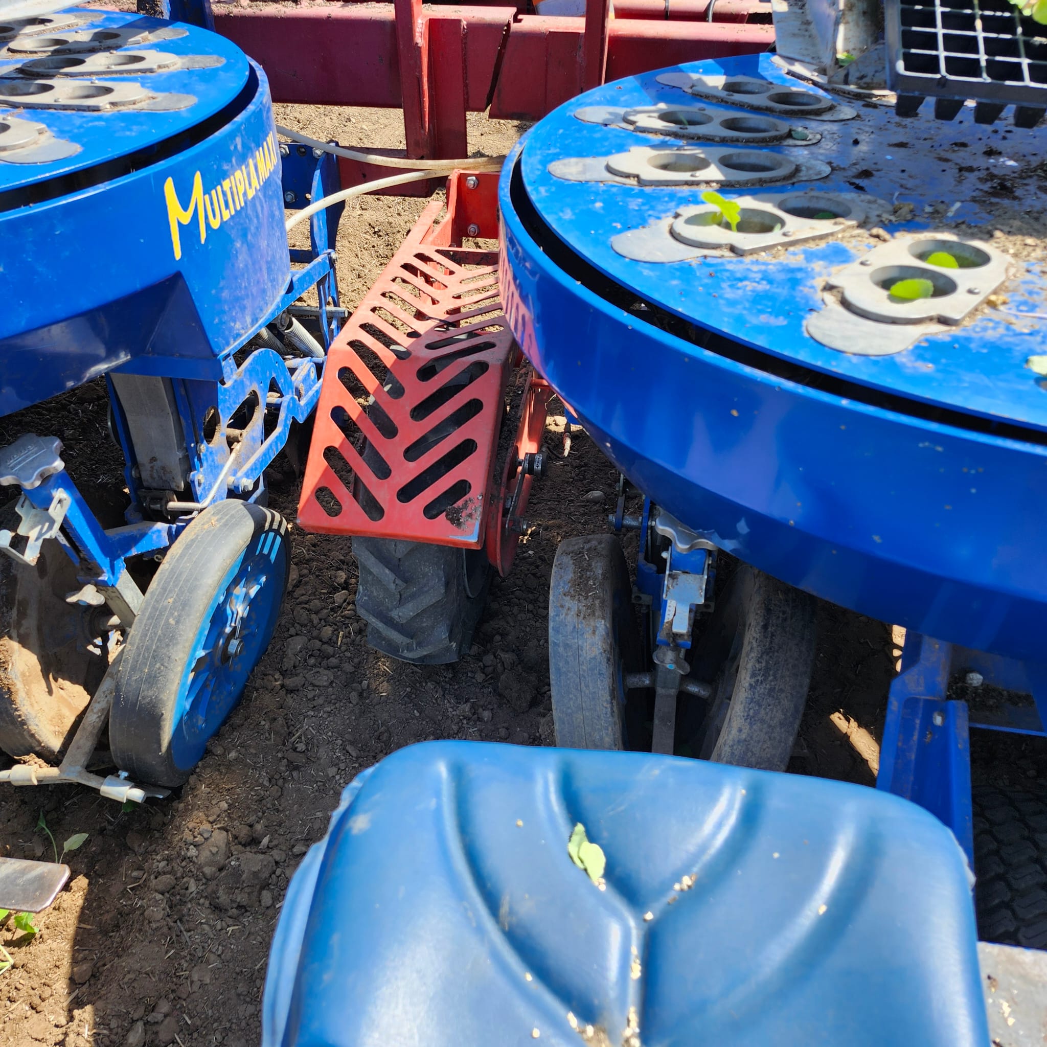 MULTIPLA Mechanical Transplanter 6 Row with Additional Seats and Tank for Fertilizer/Water - Image 9